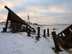 Металлические защитные конструкции на берегу Печоры, не дающие во время ледохода массам льда разрушить сооружения местного речного порта.