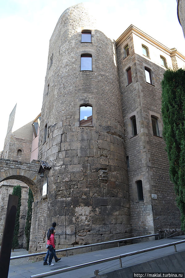 Одна из римских башен. Барселона, Испания