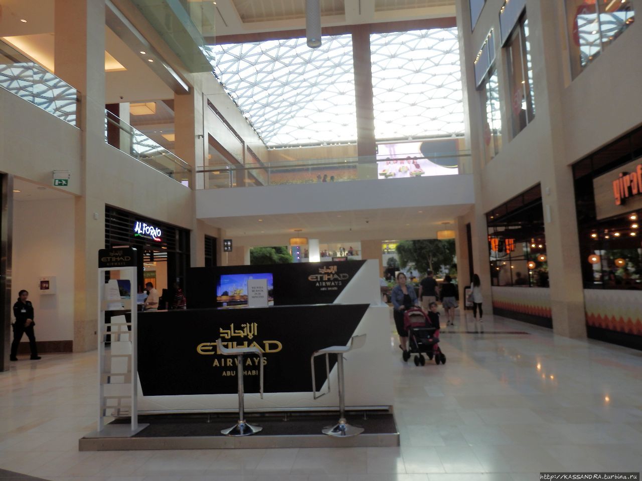 Бумажные  инсталляции  Гентенара. Yas Mall в Абу-Даби Абу-Даби, ОАЭ