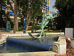 На пляжной площади Glorieta Fontanilla есть туристический инфоцентр. Ориентир — этот забавный фонтан.