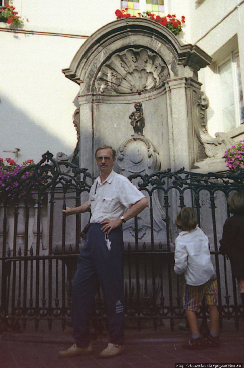 С писающим мальчиком  (снимок 2000-го года) Брюссель, Бельгия