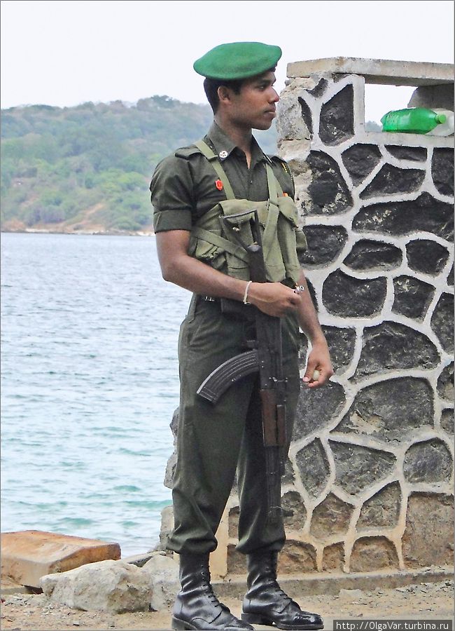 Часовой перед входом в форт Тринкомали, Шри-Ланка