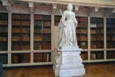 Королева Анна в Длинной библиотеке дворца (её протяжённость 55 метров).