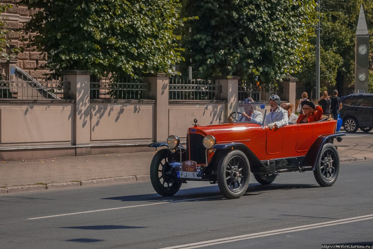 Парад старинных автомобилей Rīga Retro 2018 ... Рига, Латвия