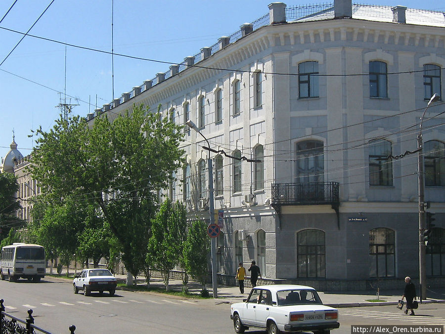 Здесь была Американская гостиница. В советское время надстроен 3 этаж, изменили внешний облик здания. Сейчас Управление ФСБ по области. Оренбург, Россия