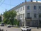 Здесь была Американская гостиница. В советское время надстроен 3 этаж, изменили внешний облик здания. Сейчас Управление ФСБ по области.