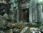 8. Когда-нибудь реставраторы придут и сюда. Все восстановят и здесь будет царство порядка и симметрии. А пока спешите видеть сегодняшнюю романтику древнего кхмерского храма.