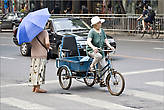 Интересно, что в последнее время весь Китай потихоньку переходит на электромобили. Вы видите перед собой вроде обычного велосипедиста, но он не крутит педали. Видите мопед, но от него нет никаких выхлопных газов. Много разных тележек — и у всех встроенные аккумуляторы, даже велорикши используют достижения цивилизации. И благодаря этому — в Пекине довольно чистый воздух. В отличие, к примеру, от Бангкока, где местное население задыхается от выхлопных газов.
*