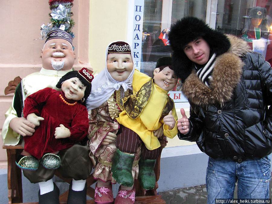 на Центральной улице вот такие вот куколки у магазина Казань, Россия