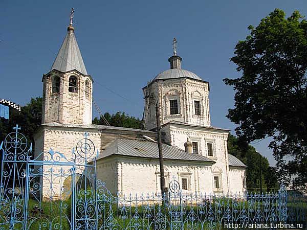 А эта церковь — Рождества Христова — одна из ценнейших достопримечательностей кузнецкого района. Построена в первой четверти 18 века прадедом А.Н. Радищева Г.А. Аблязовым А эта церковь — Рождества Христова — одна из ценнейших достопримечательностей кузнецкого района. Построена в первой четверти 18 века прадедом А.Н. Радищева Г.А. Аблязовым