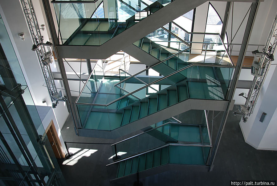 Лестница на смотровую площадку (до 6 этажа идет лифт, а дальше два этажа ножками) Мадрид, Испания