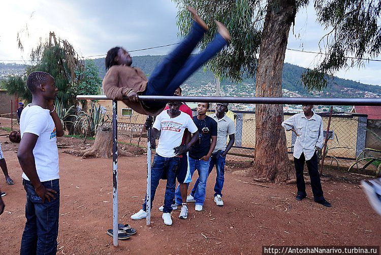Джума отжигает на брусьях. Он реально отжег, жалко я видео не снял. Кигали, Руанда Джума отжигает на брусьях. Он реально отжег, жалко я видео не снял. Кигали, Руанда