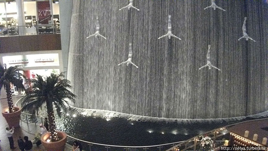 Водопад с ныряльщиками за жемчугом Дубай, ОАЭ