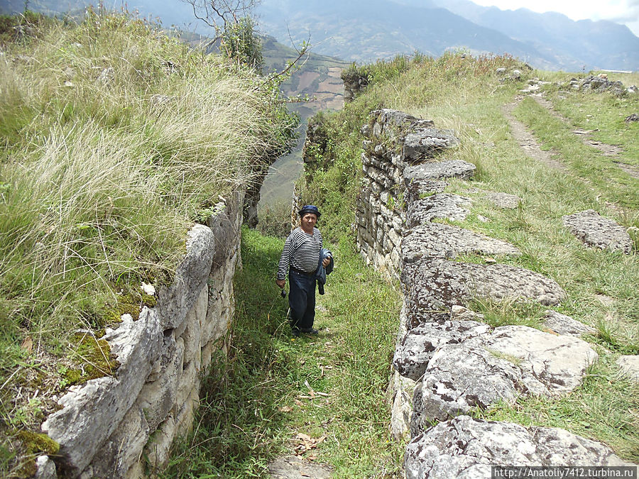 Западный вход заброшен. Ученые считают, что он служил местом для жертвоприношения. Западный вход заброшен. Ученые считают, что он служил местом для жертвоприношения.