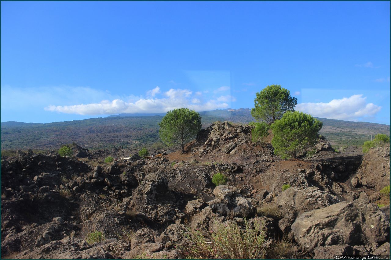 На поезде вокруг Этны. Вагончик тронется, перрон останется Вулкан Этна Национальный Парк (3350м), Италия На поезде вокруг Этны. Вагончик тронется, перрон останется Вулкан Этна Национальный Парк (3350м), Италия