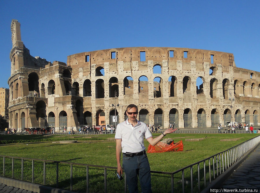 Колизей.  
В его основании находится эллипс длиной около 190 м, и шириной 156 м. Он представляет собой арену и поднимающиеся на 4 яруса зрительские места. Вмещает около 50 тысяч человек. Рим, Италия