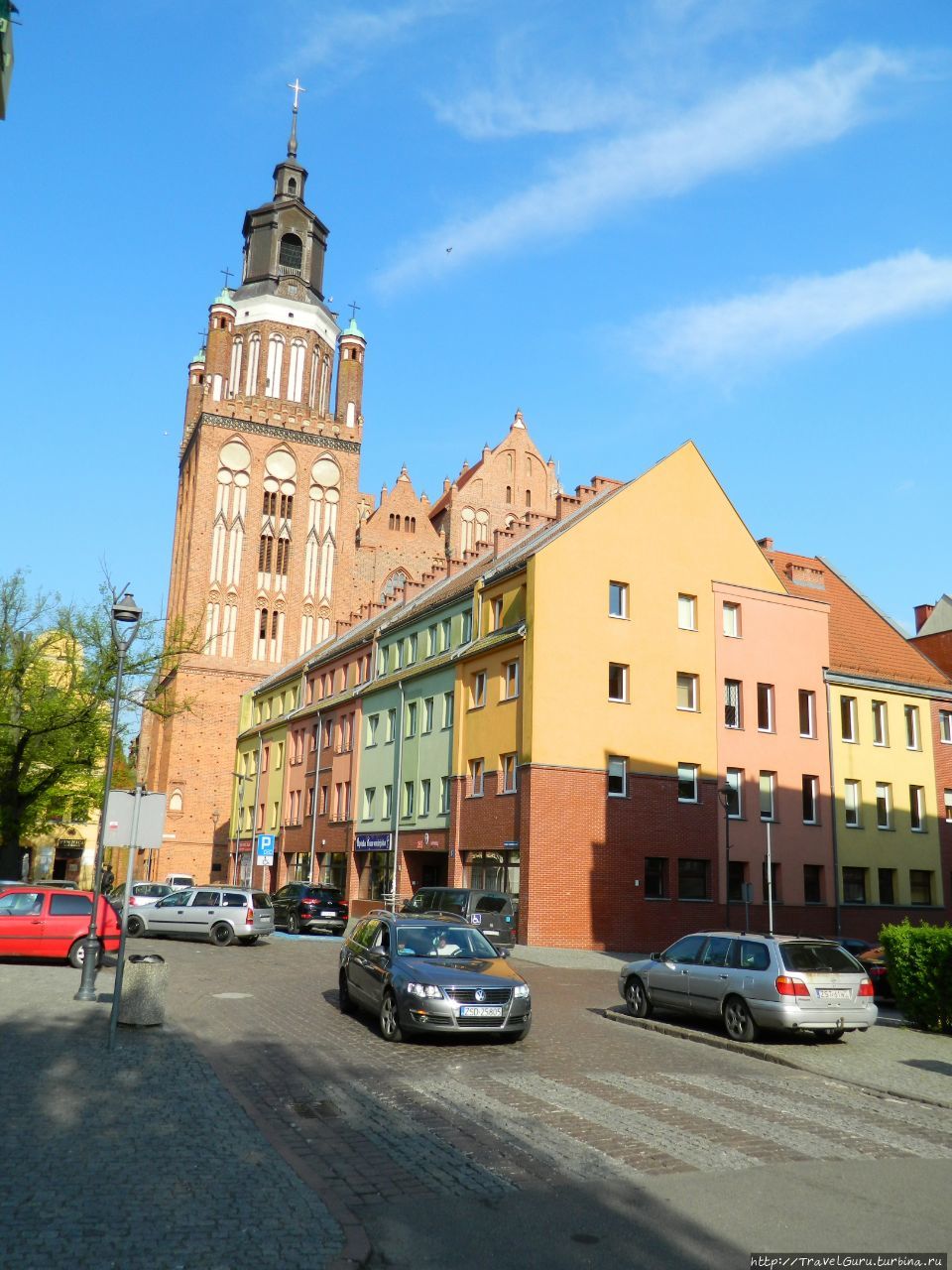 Башня церкви Святой Марии и домики на Рыночной площади Старгард-Щециньски, Польша