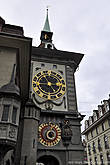 Цитглоггетурм (Zytgloggeturm) – самая диковинная и старинная достопримечательность Берна. Это башня, которая была построена еще в начале тринадцатого века и использовалась как сторожевая башня, а затем в ней располагалась тюрьма. В 1530 году в нее были вмонтированы астрономические часы, механизм которых работает до сих пор. Вот это часовое швейцарское качество и точность. По этим часам можно определить не только время, но и день недели, месяц, знак зодиака и даже фазу Луны.