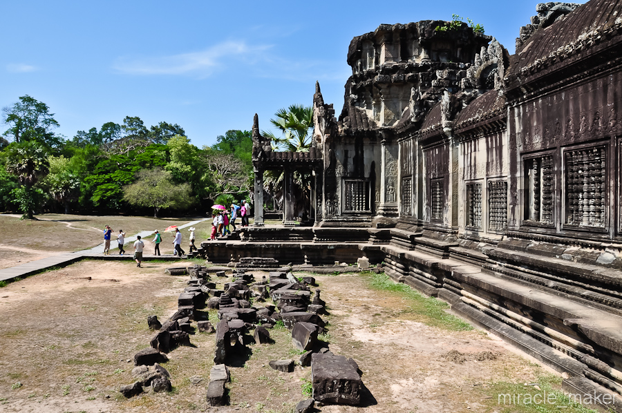 Храм построен в виде огромного прямоугольника размером 1500 на 1300 метров и площадью около 200 гектаров. Ангкор (столица государства кхмеров), Камбоджа