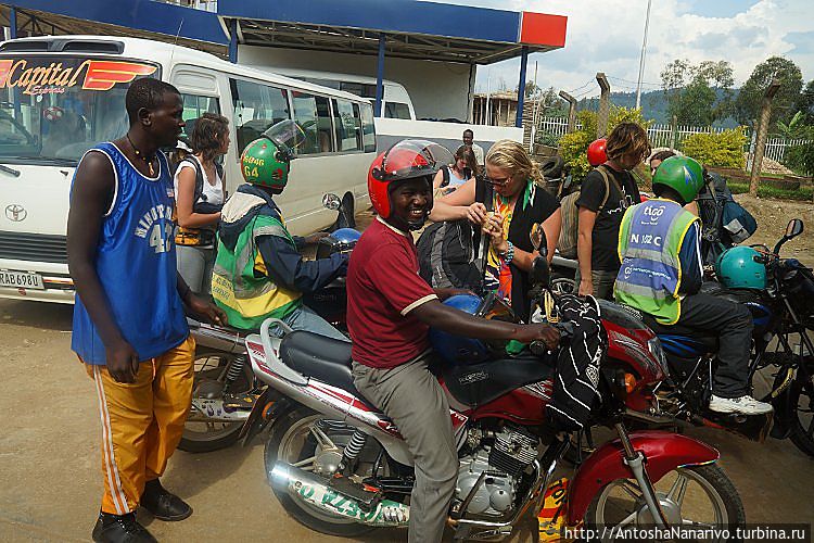 Мототаксисты рады, сразу несколько музунгу привезли Мототаксисты рады, сразу несколько музунгу привезли