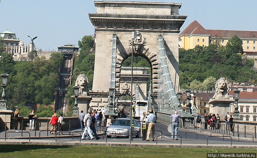 Соединяющий части Буду и Пешт цепной мост Сечени.
Закладка фундамента Цепного моста произошла в августе 1842 года и через 7 лет, в 1849 году мост передали в эксплуатацию. Строительством руководил апостол модернизации, национальных стремлений и государственных реформ, получивший имя Соединяющий части Буду и Пешт цепной мост Сечени.
Закладка фундамента Цепного моста произошла в августе 1842 года и через 7 лет, в 1849 году мост передали в эксплуатацию. Строительством руководил апостол модернизации, национальных стремлений и государственных реформ, получивший имя