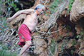 Старцы племени Ида Утанан любят прыгать со скалы в водопад Имузер. Глубина составляет 45м. После совершения прыжков старцы собирают бакшиш с туристов.