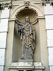 Скульптура богини Афины. Также украшает главные ворота Варшавского университета