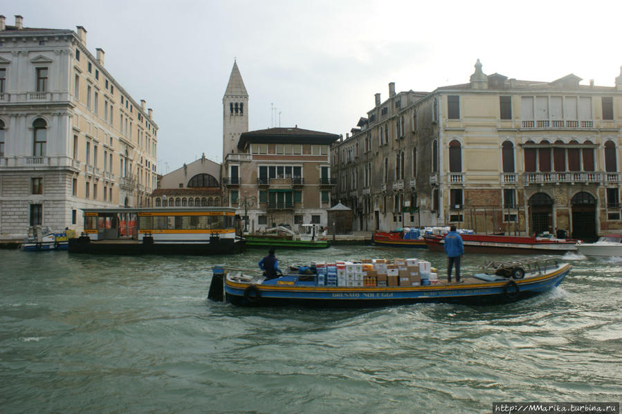 развозят товары Венеция, Италия