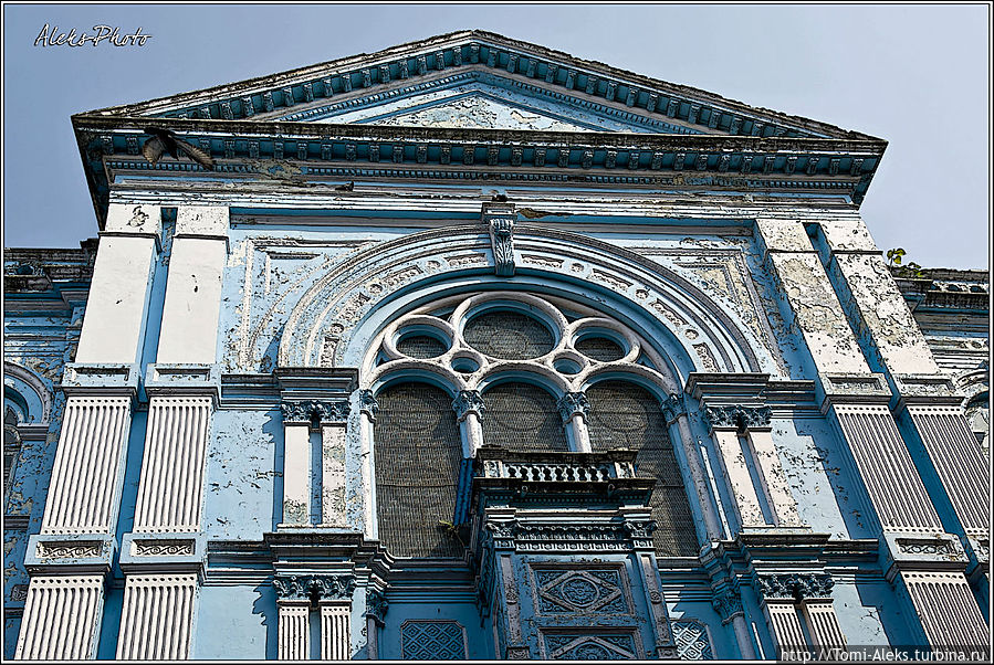 На этом древнем здании и закончим сию подборку архитектурных артефактов...
* На этом древнем здании и закончим сию подборку архитектурных артефактов...
*