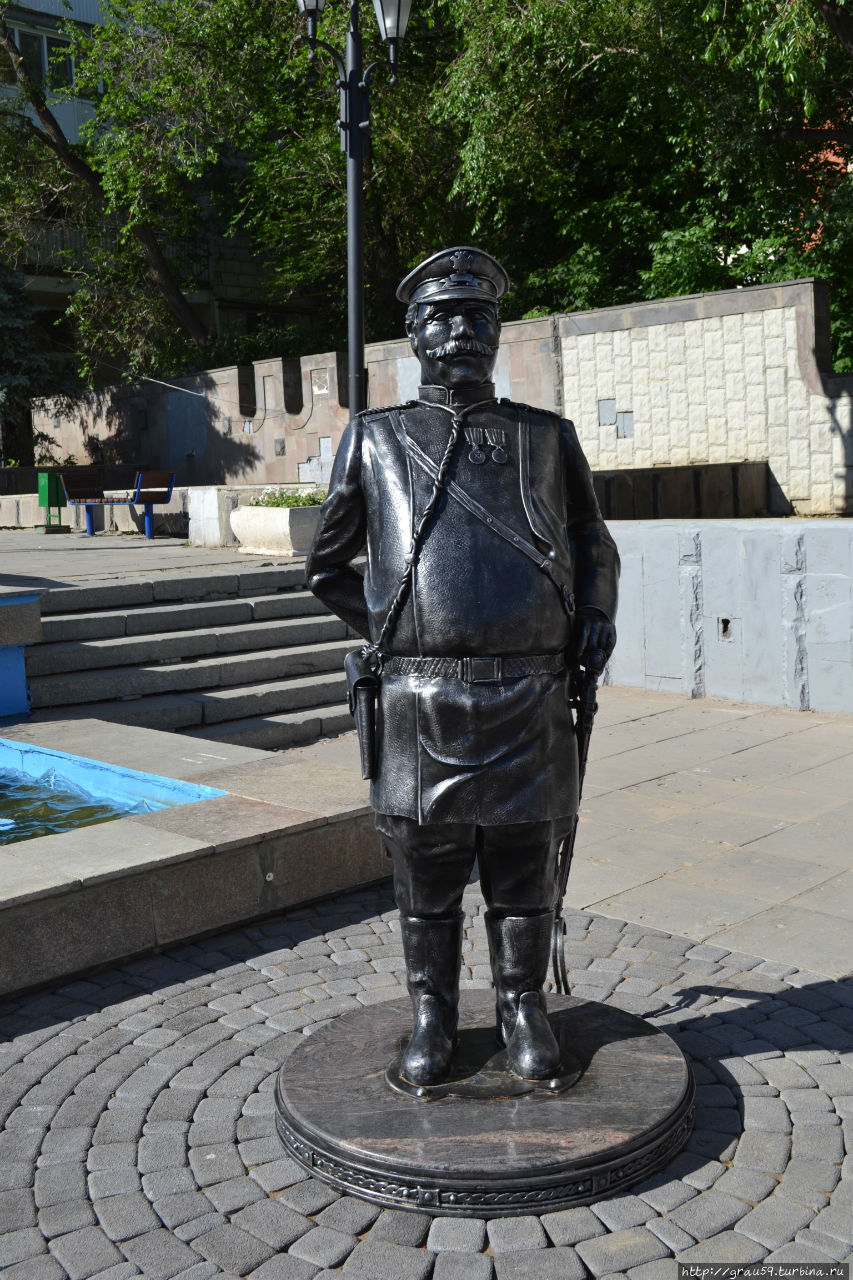 Памятник приставу городской полиции / The monument to the bailiff of the city police