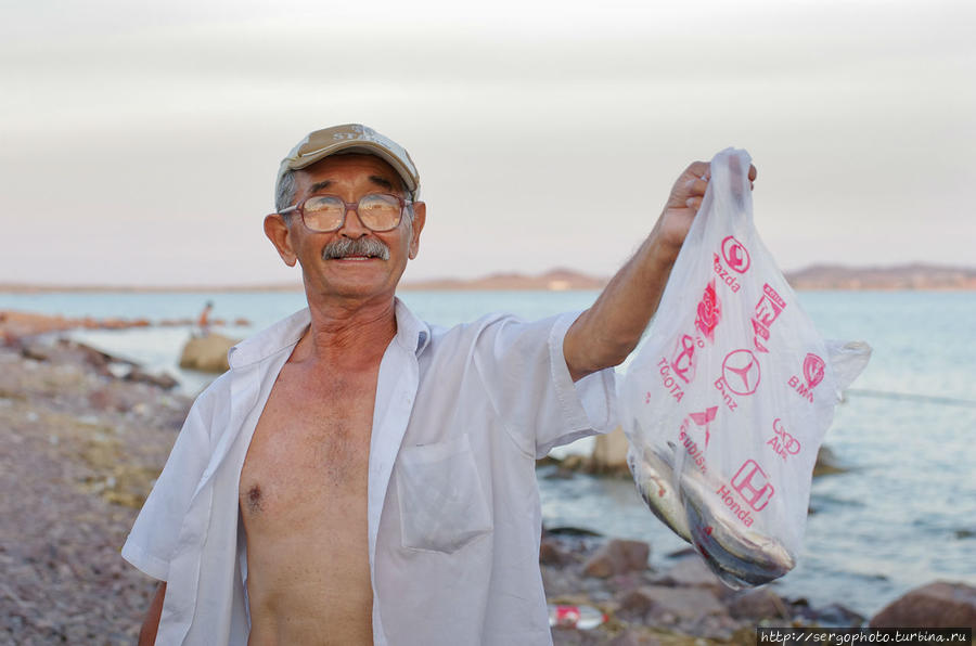Этот дедушка приехал с Алматы порыбачить на выходные. Сетовал, что рыбы все меньше и меньше с каждым годом Балхаш, Казахстан