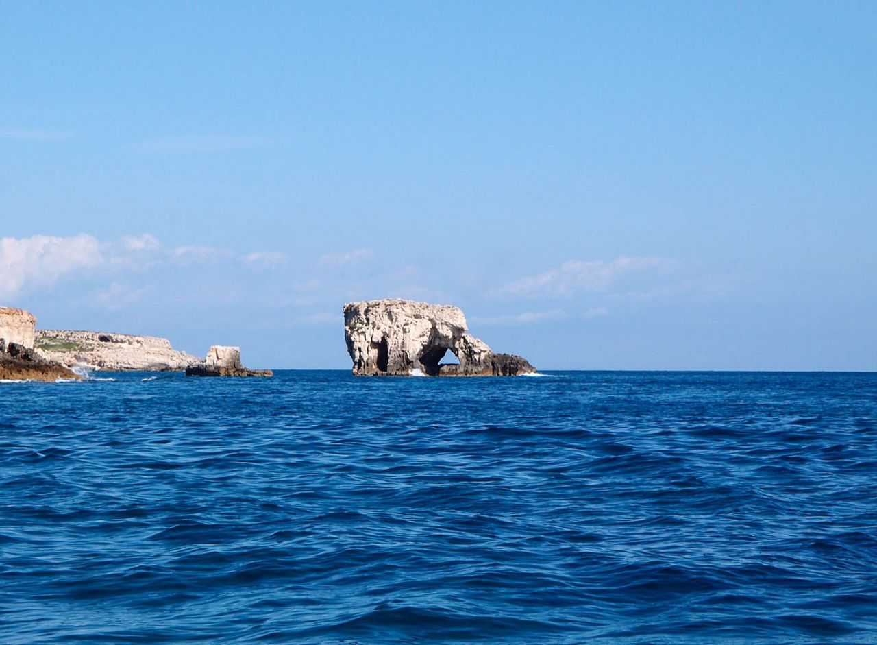 Только море, только ветер, только скалы впереди Сиракуза, Италия