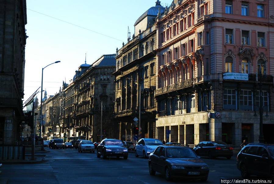 Улицы..Вообще в Пеште, очень пахнет советским союзом. Когда я шел там по центральным улицам то ощущал себя в Москве. Так же серенько, грязненько, такие же дома и сильная задымленность(чего не скажешь о Буде). Люди тоже похожи. Молодешь более европеская. Будапешт, Венгрия