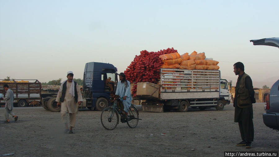 Грузовики загружают до отказа ... Афганистан