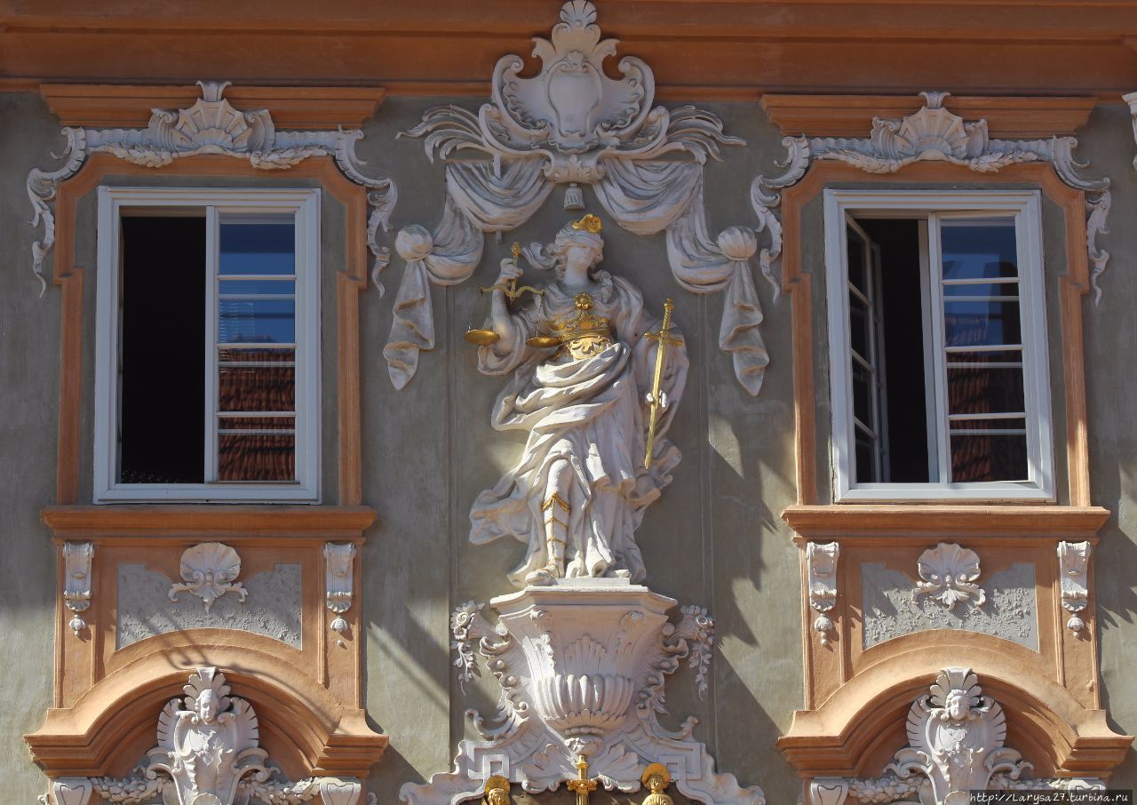 Ратуша. Скульптура Юстиции, авторство которой приписывается Иоганну Пахеру. Санкт-Файт-ан-дер-Глан, Австрия