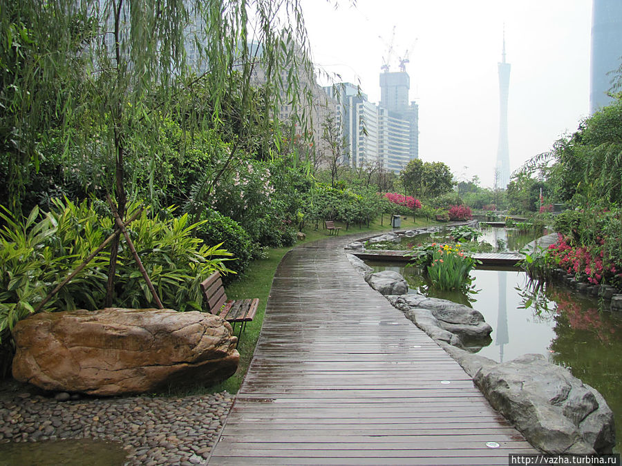 Прогулка по парку Гуанчжоу, Китай Прогулка по парку Гуанчжоу, Китай