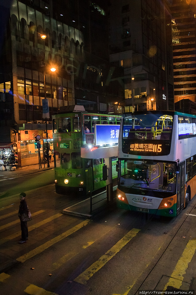 Старый трамвай и новый автобус — двухэтажный транспорт Гонконга.