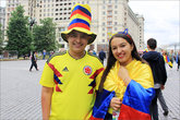 24. Колумбийцев долго искать не пришлось — вот первые ласточки. У них узнаваемые жёлтые футболки, видные издалека. От жёлтых футболок бразильцев они отличаются красными и синими вставками возле рукавов.