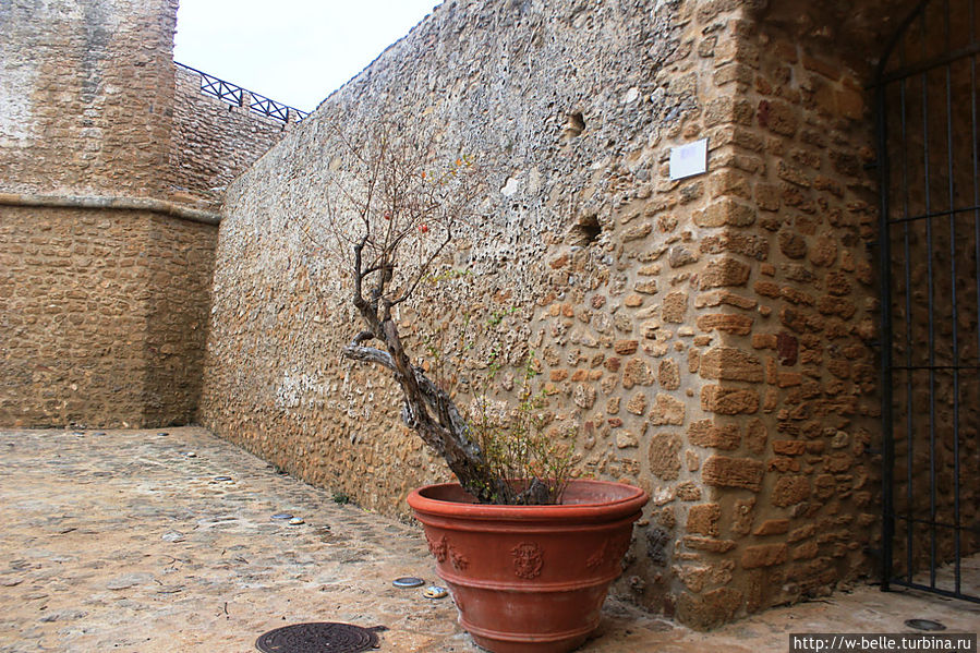 Мыс Резуто: у развалин арагонского замка Кротоне, Италия