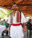 Колоритный грек в национальной одежде — официант из таверны, где мы остановились пообедать