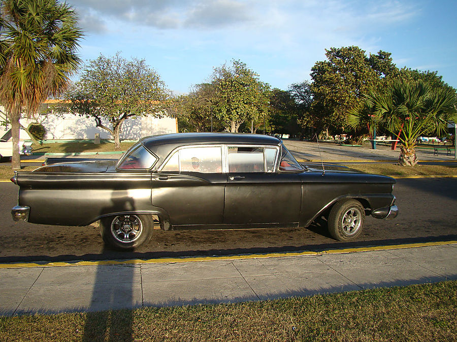 Ретро-автомобили острова Свободы Гавана, Куба Ретро-автомобили острова Свободы Гавана, Куба