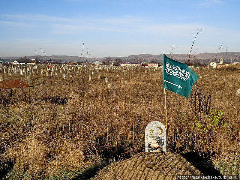 Мусульманское кладбище вдоль дороги Верхние Ачалуки, Россия