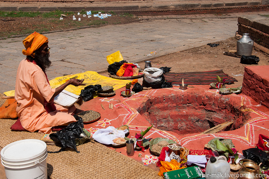 Он, то и дело, читал мантры и подбрасывал в свой «котел» различные ингредиенты из своих многочисленных мешков. Он, то и дело, читал мантры и подбрасывал в свой «котел» различные ингредиенты из своих многочисленных мешков.