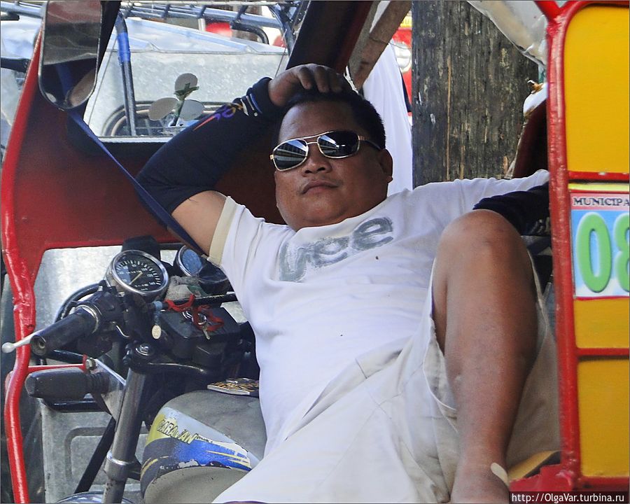 *Когда нет клиентов, можно и вздремнуть в тенёчке Губат, Филиппины