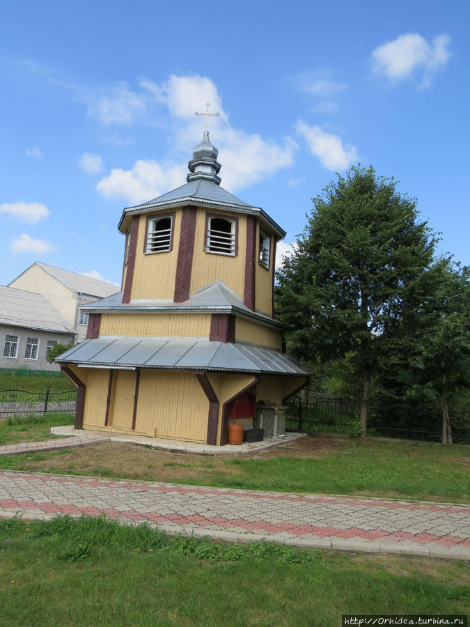 часовня во дворе Кадобна, Украина