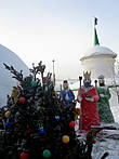 Рождественский снежный вертеп во дворе Богородице-Алексеевского мужского монастыря.