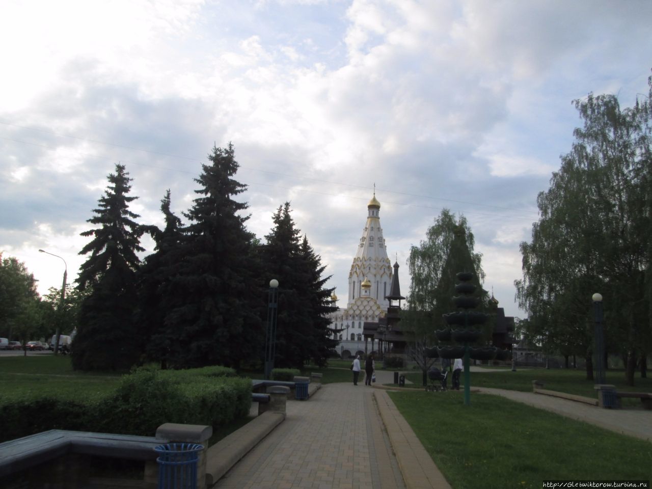 Прогулка около Всехсвятской церкви вечером Минск, Беларусь