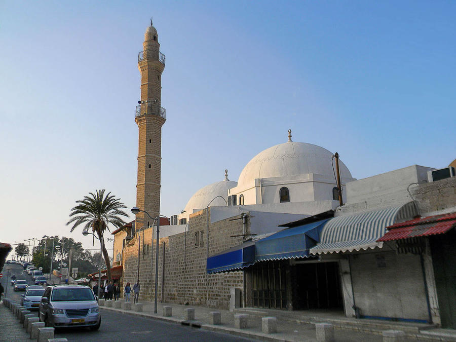 Мечеть Аль Махмудия построена в начале 19 века губернатором Яффо Абу Набутом и названная в его честь (настоящее имя губернатора Махмуд Ага) Яффо, Израиль