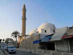 Мечеть Аль Махмудия построена в начале 19 века губернатором Яффо Абу Набутом и названная в его честь (настоящее имя губернатора Махмуд Ага)