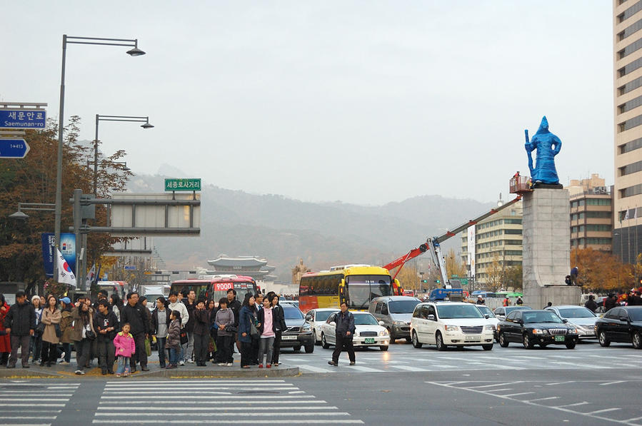 Памятник обернули пленкой и куда-то повезли Сеул, Республика Корея